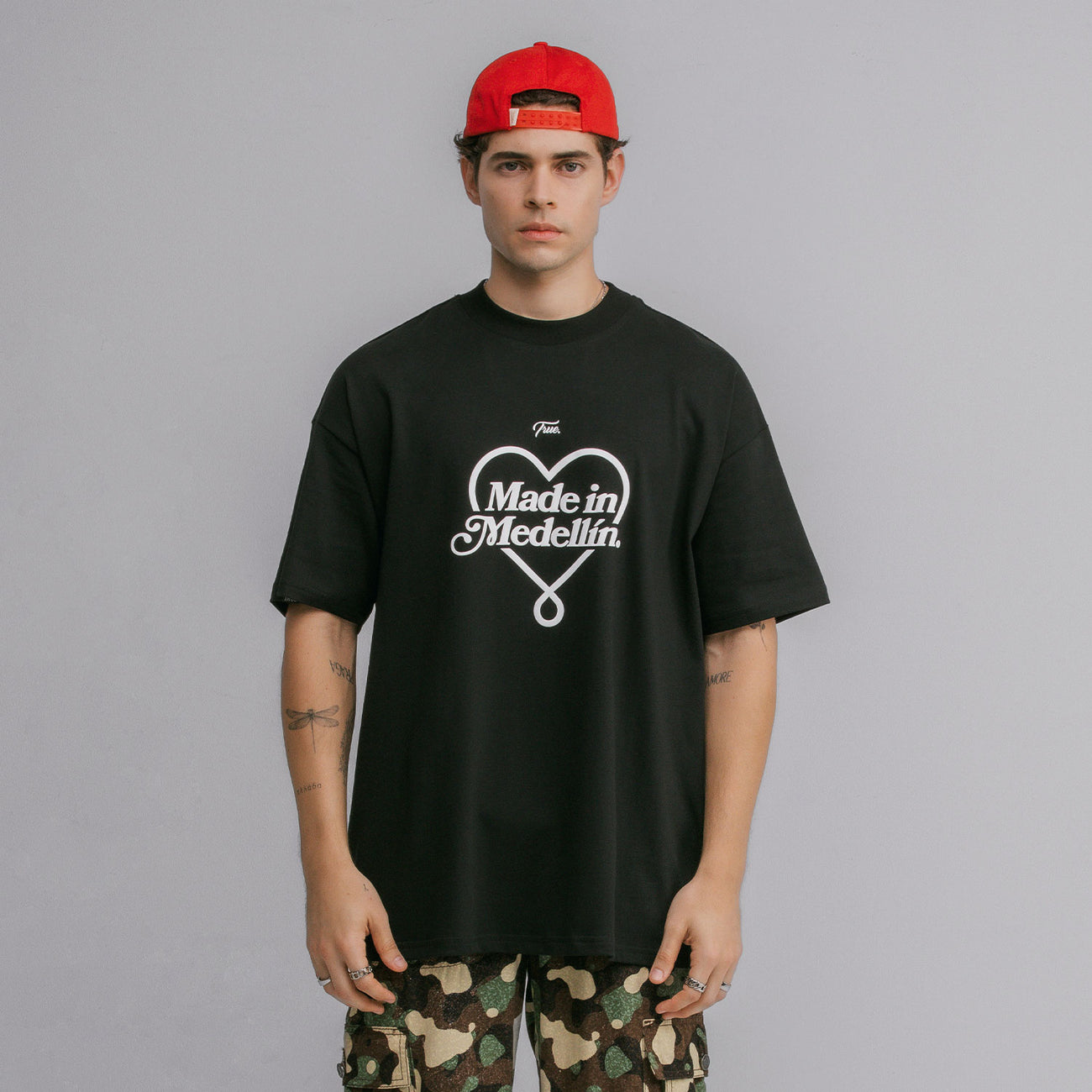 Camiseta Oversized Medellín - Negra TRUE