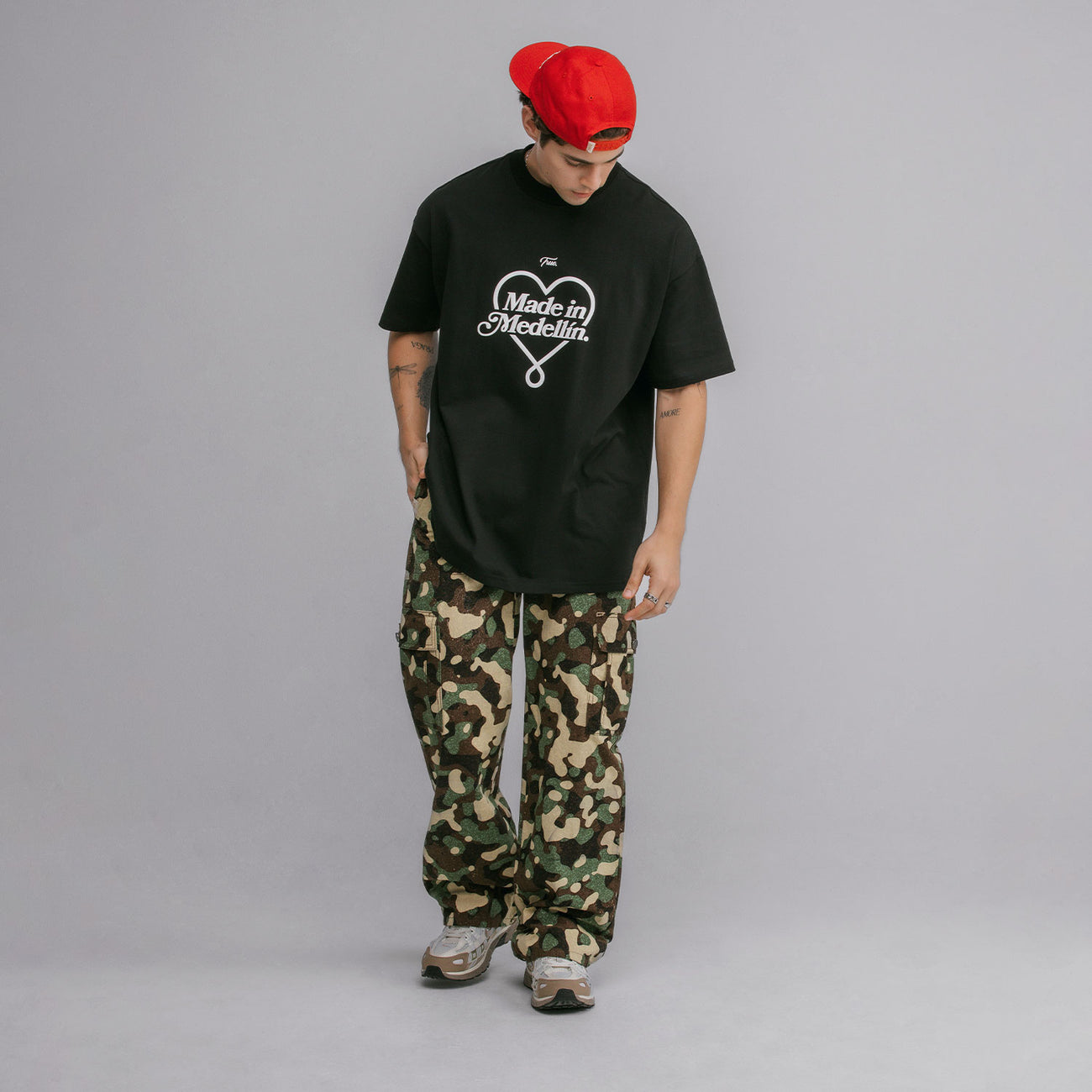 Camiseta Oversized Medellín - Negra TRUE